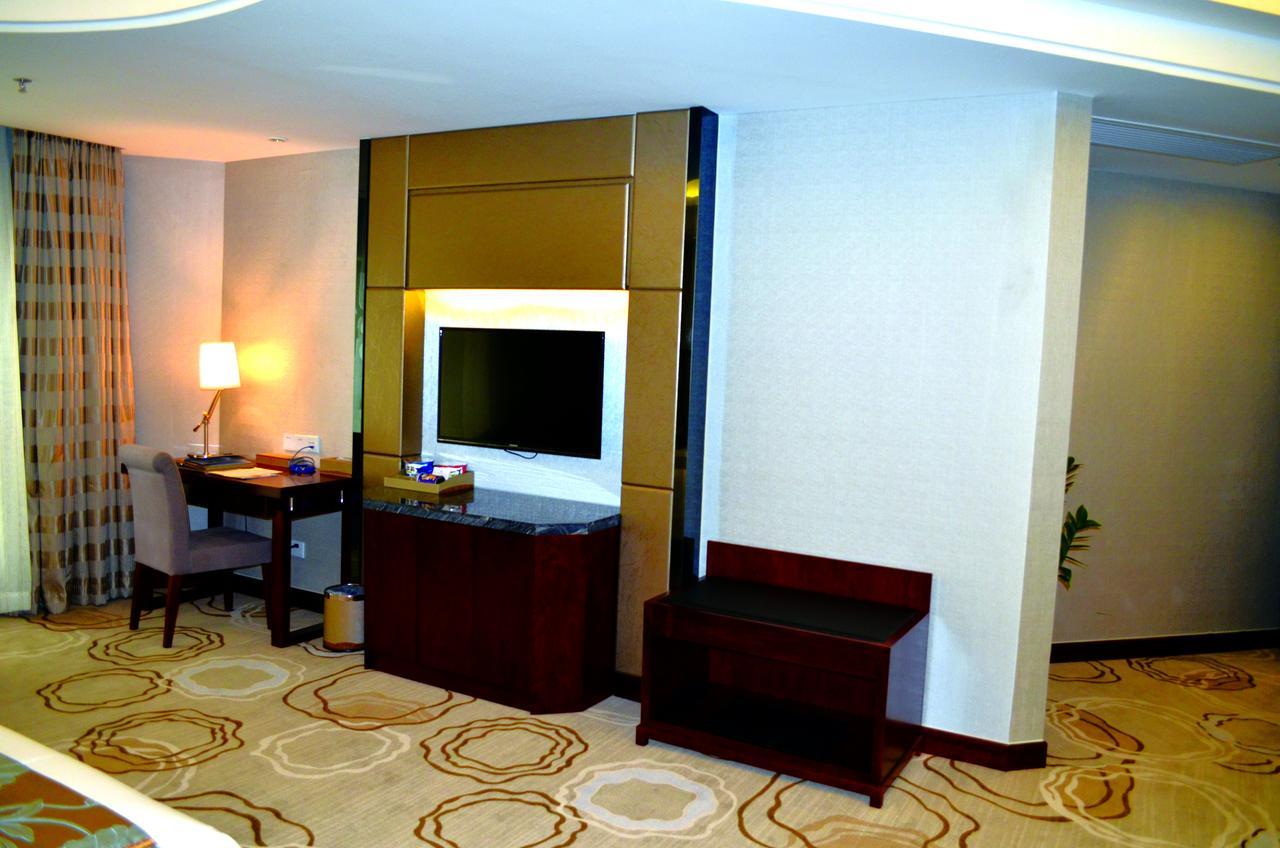 Manhatton Hotel Джухай Екстериор снимка