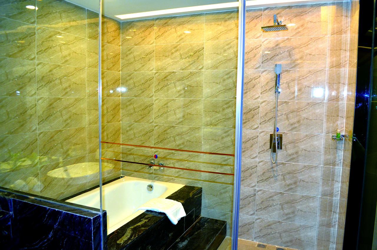 Manhatton Hotel Джухай Екстериор снимка