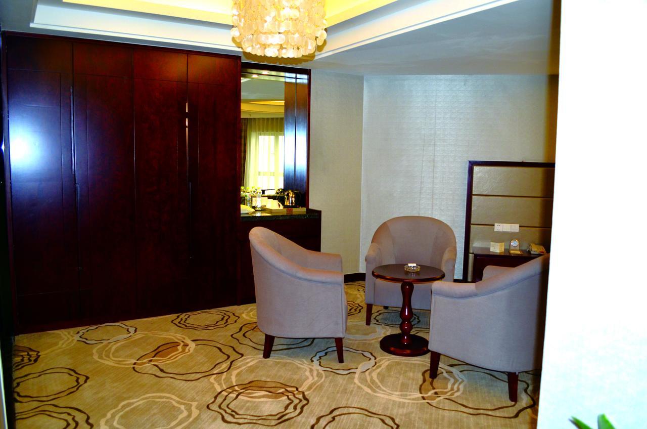 Manhatton Hotel Джухай Екстериор снимка