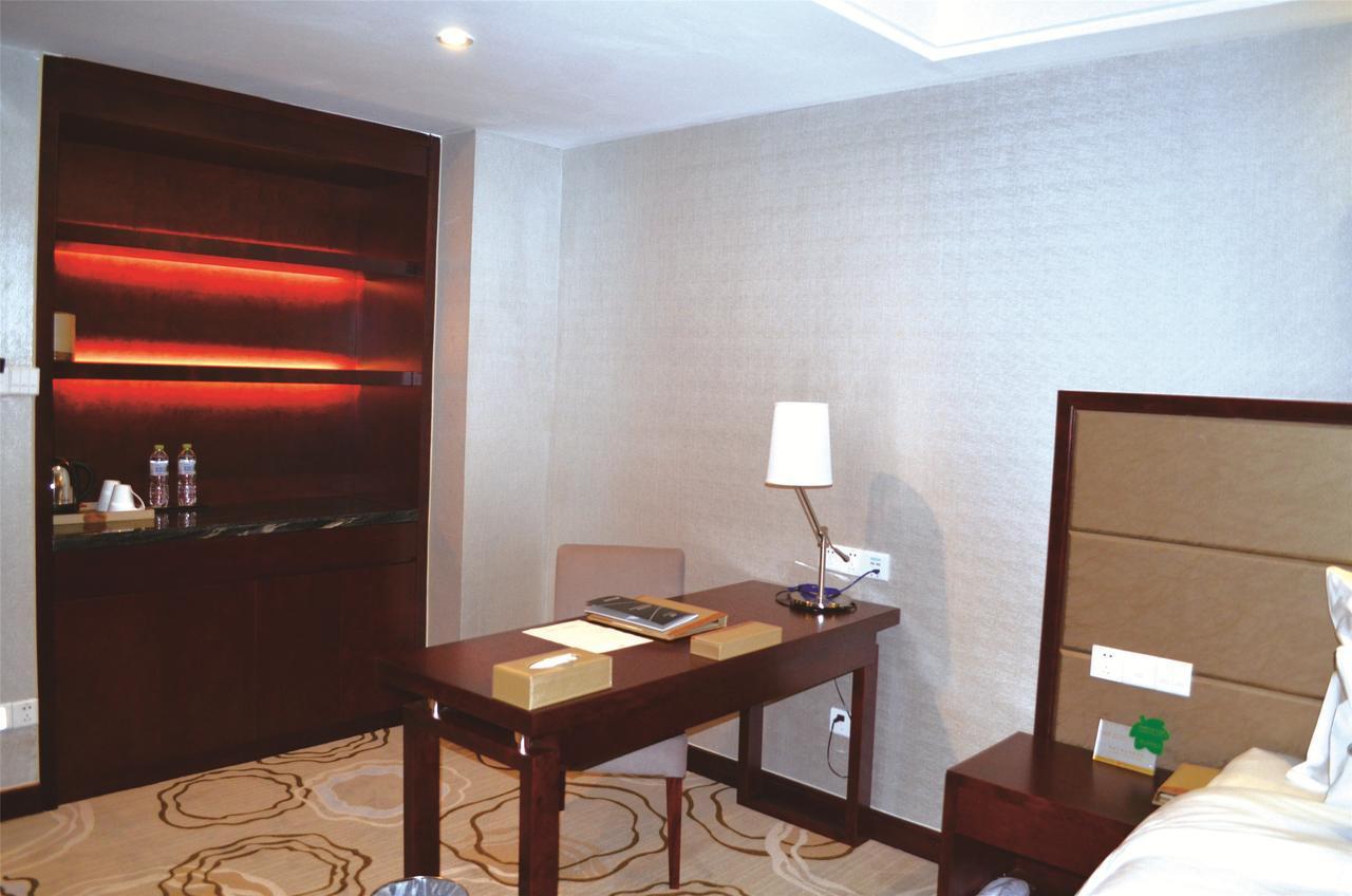 Manhatton Hotel Джухай Екстериор снимка