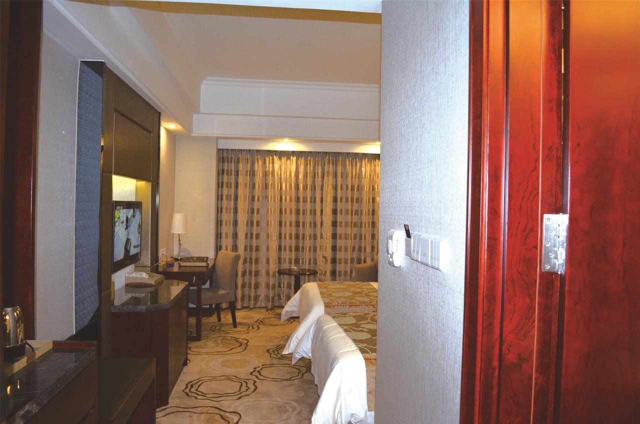 Manhatton Hotel Джухай Екстериор снимка